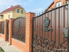 Кирпичный забор с ковкой  150 метров фото в Воровском