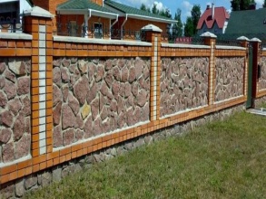 Кирпичный забор с камнем 12 метров фото в Воровском