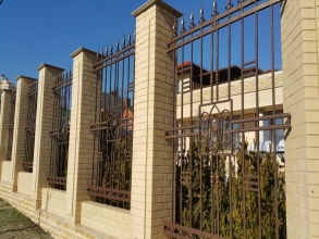 Кирпичный забор с ковкой  10 метров фото в Воровском